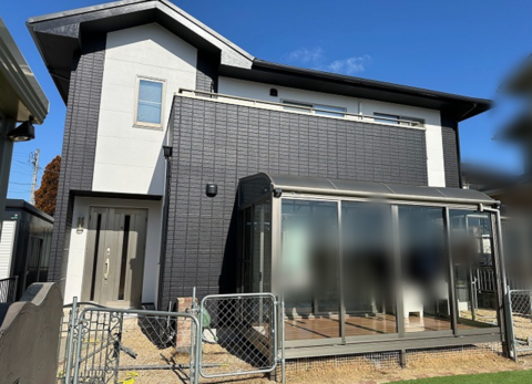 松阪市二階建て住宅で外壁をブラック系・ホワイト系の2色でツートンカラーへ塗装させていただきました